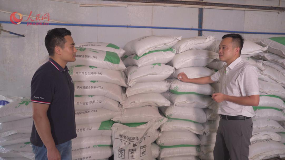 文圣農(nóng)業(yè)開(kāi)發(fā)有限公司任志軍（右）接受采訪。人民網(wǎng)記者 王紹紹攝