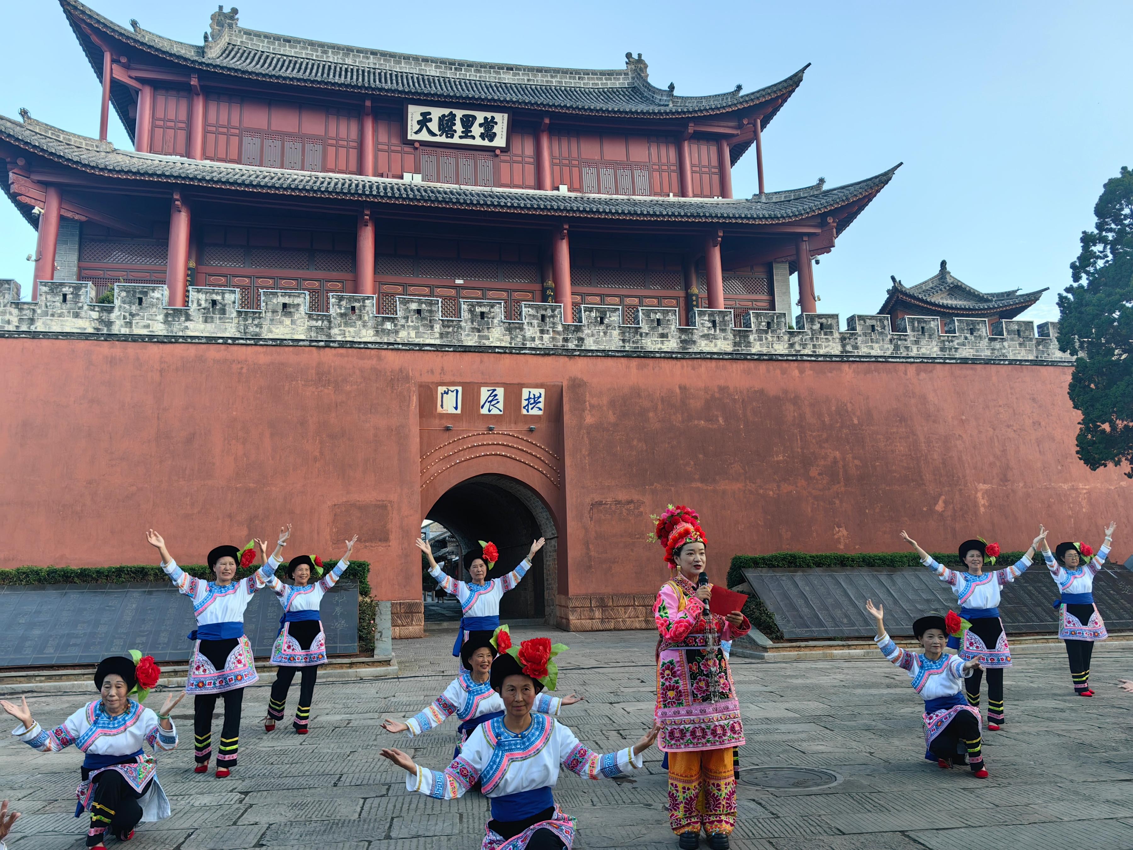 云南大理巍山舉辦普法宣傳活動。人民網(wǎng)記者 孝金波攝