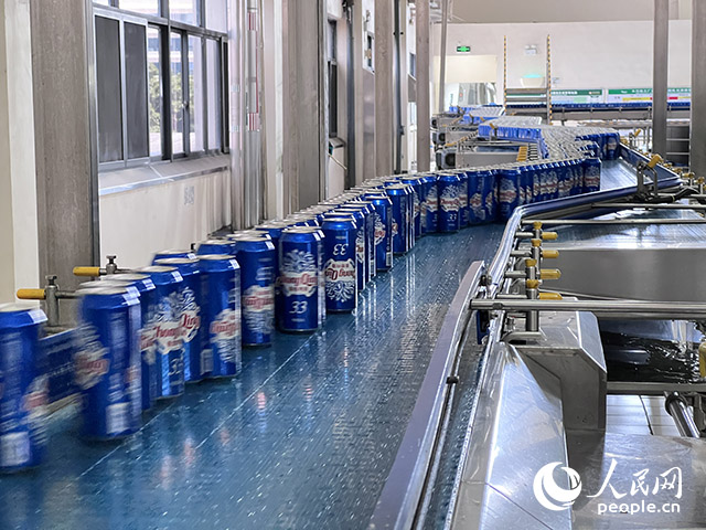 重慶啤酒包裝車間易拉罐生產(chǎn)線。人民網(wǎng)記者 胡虹攝