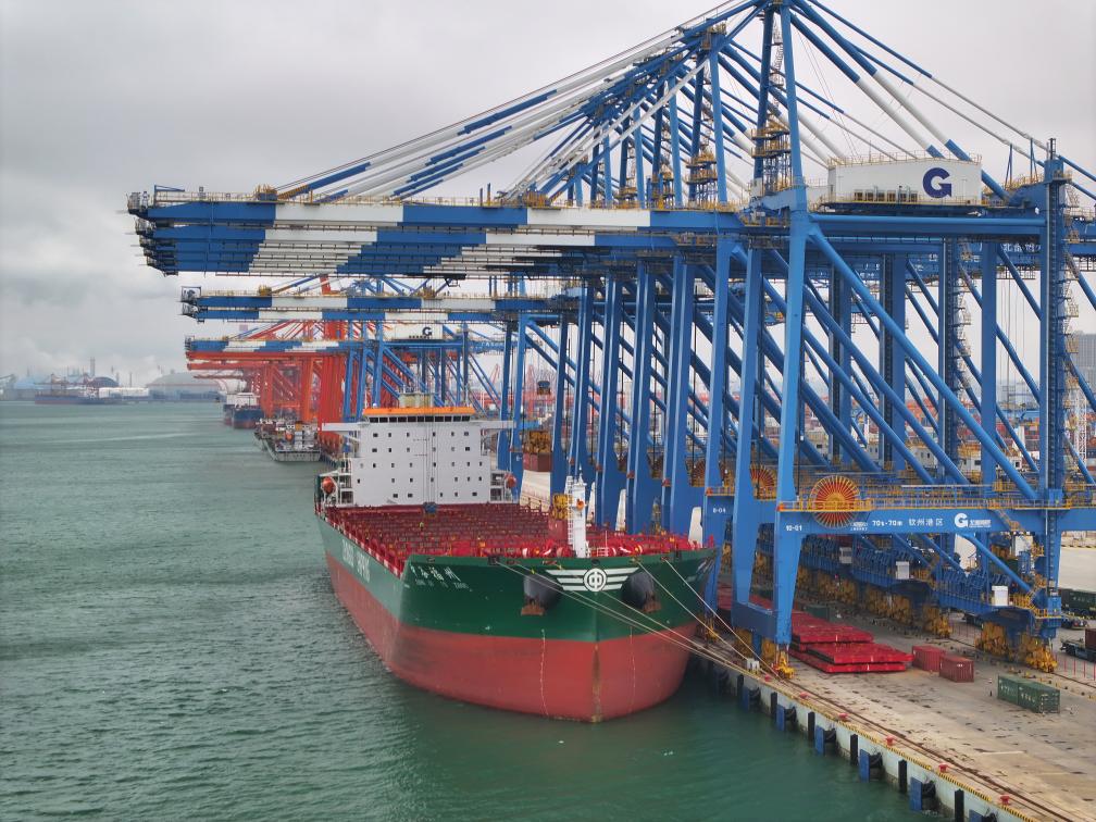 2月23日拍攝的廣西北部灣港欽州港區(qū)的碼頭堆場（無人機照片）。新華社記者 周華 攝