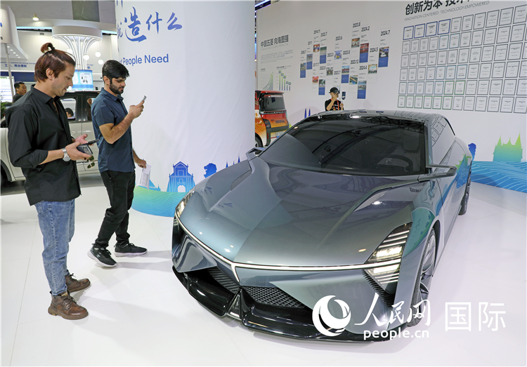 東博會上，上汽通用五菱展出的一款名為“東盟之光”的新能源概念車吸引參觀者駐足。人民網記者趙益普攝