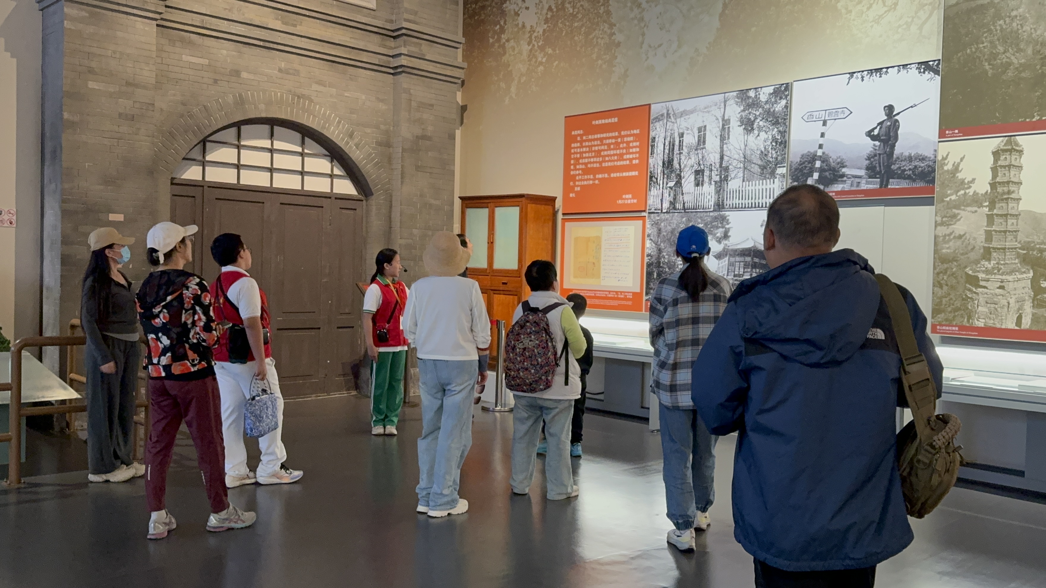 10月4日，北京香山革命紀(jì)念館內(nèi)，一名“紅領(lǐng)巾志愿者”正在為參觀者講解。人民網(wǎng)記者 劉微攝