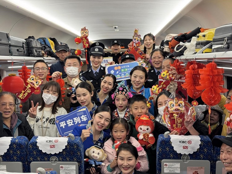 春節(jié)期間，在中老鐵路磨萬（磨丁—萬象）段，鐵路客運(yùn)員工與乘客合影留念。李加勇攝