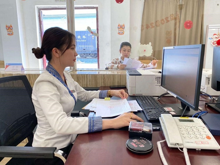 春節(jié)期間，中老鐵路員工堅(jiān)守崗位，保障鐵路運(yùn)行安全、暢通。李加勇攝