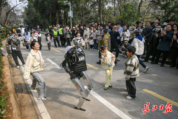 “智警小珞”人形機(jī)器人和小朋友們斗舞。長(zhǎng)江日?qǐng)?bào)記者史偉 攝