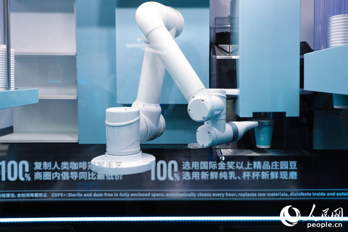 機(jī)器人現(xiàn)磨咖啡。人民網(wǎng) 李唯一攝