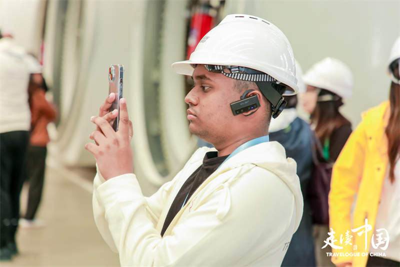 斐濟廣播公司記者尼基爾·庫馬爾（Nikhil Kumar）參觀運達風電裝備制造廠房。環(huán)球網(wǎng)供圖