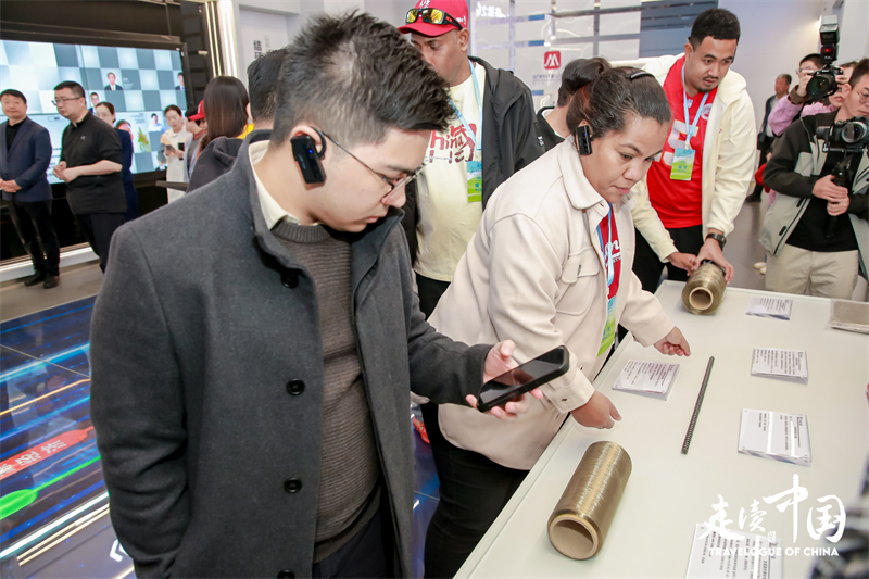 菲律賓《商業(yè)鏡報》蔡辰威（左）在烏蘭察布察哈爾高新技術開發(fā)區(qū)聽取講解。環(huán)球網(wǎng)供圖