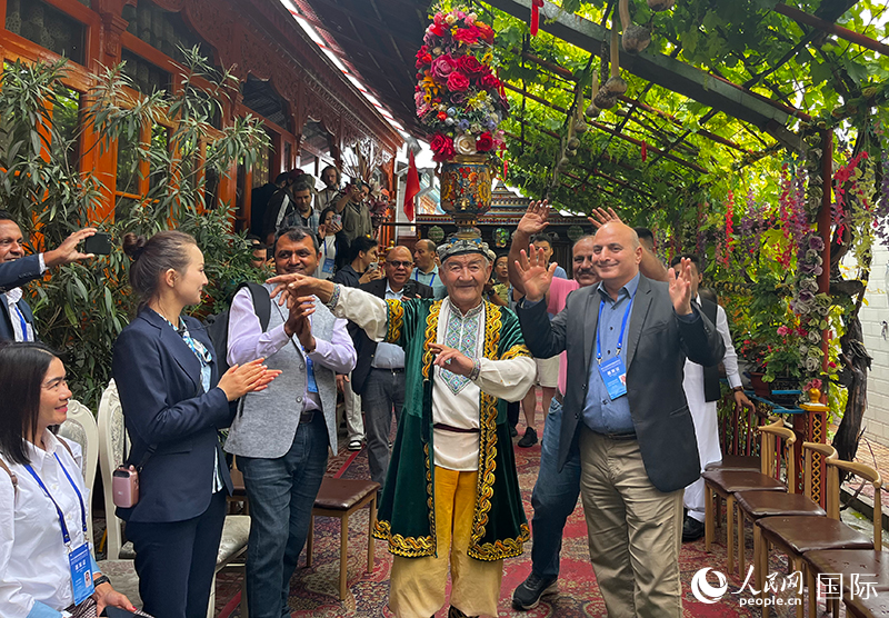 5月24日，外國媒體人在伊寧市喀贊其民俗旅游區(qū)參觀體驗。 人民網(wǎng)記者 翟轉(zhuǎn)麗攝