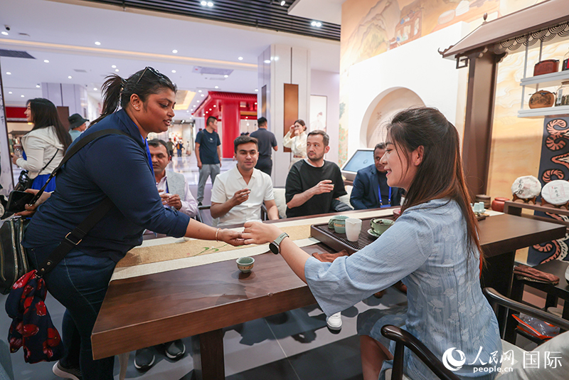 5月25日，外國媒體人在霍爾果斯國際邊境合作中心中國文化館參觀。人民網(wǎng)記者 張武軍攝