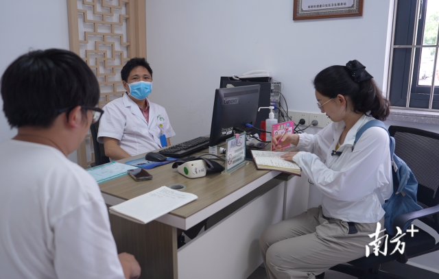 公共服務(wù)調(diào)研組在崖口村衛(wèi)生站調(diào)研。