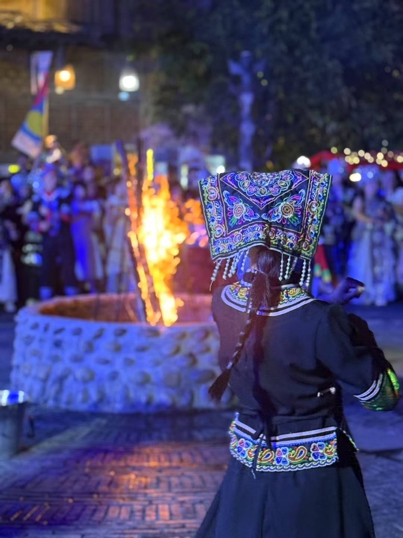 2025年7月，貴州烏江寨“萬(wàn)人打跳夜”現(xiàn)場(chǎng)。受訪者供圖