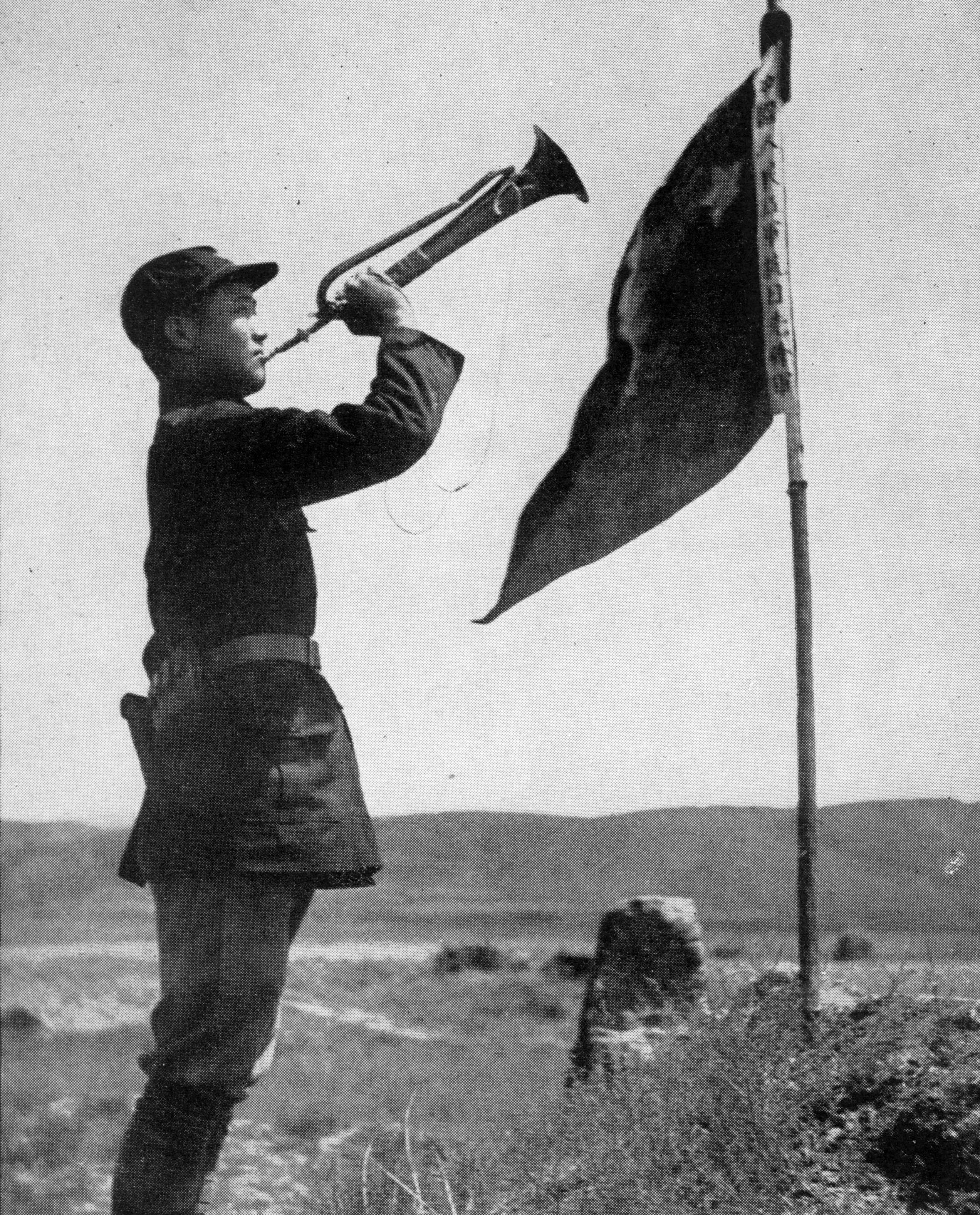 斯諾在預(yù)旺堡拍攝的紅軍司號員，他身邊的旗子上寫著“中國人民紅軍抗日先鋒隊”。