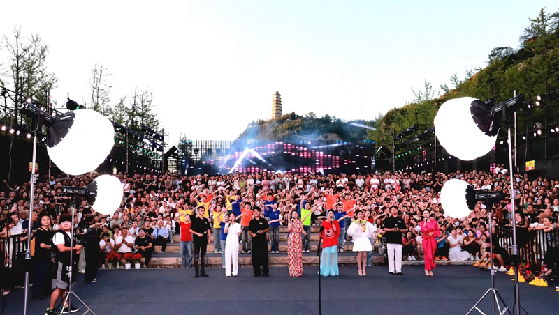 “寶塔山下唱民歌”活動現(xiàn)場盛況。加向前攝