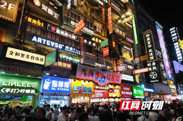 “五一”假期五一商圈客流激增，網(wǎng)紅長沙再現(xiàn)頂流效應。.jpg