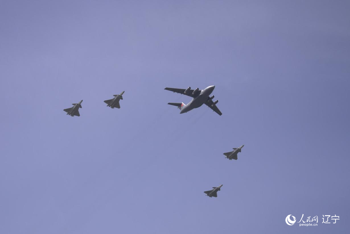 執(zhí)行第十二批在韓中國(guó)人民志愿軍烈士遺骸轉(zhuǎn)運(yùn)任務(wù)的運(yùn)-20進(jìn)入中國(guó)領(lǐng)空后，首次采用“五機(jī)編隊(duì)”的方式，由4架殲-20伴飛護(hù)航，與往年相比護(hù)航規(guī)格更高。人民網(wǎng)記者 邱宇哲攝
