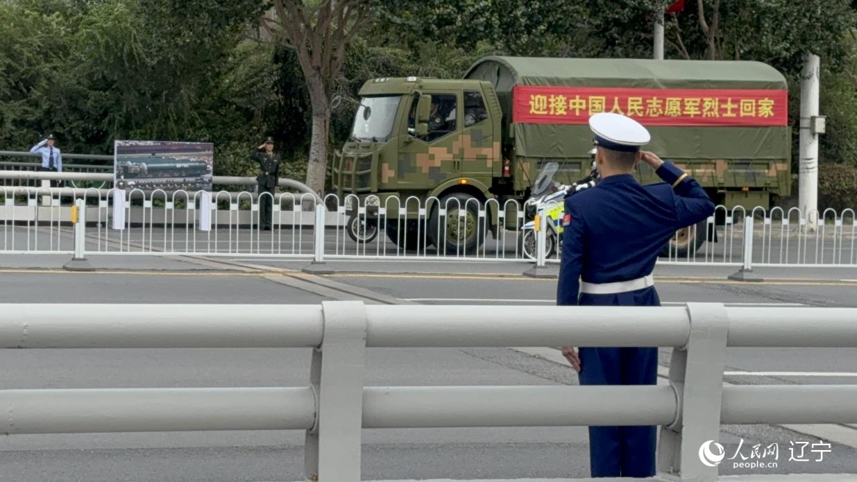 沈陽(yáng)市渾河橋東側(cè)，擺放著東風(fēng)—5C導(dǎo)彈的受閱照片。人民網(wǎng)記者 湯龍攝