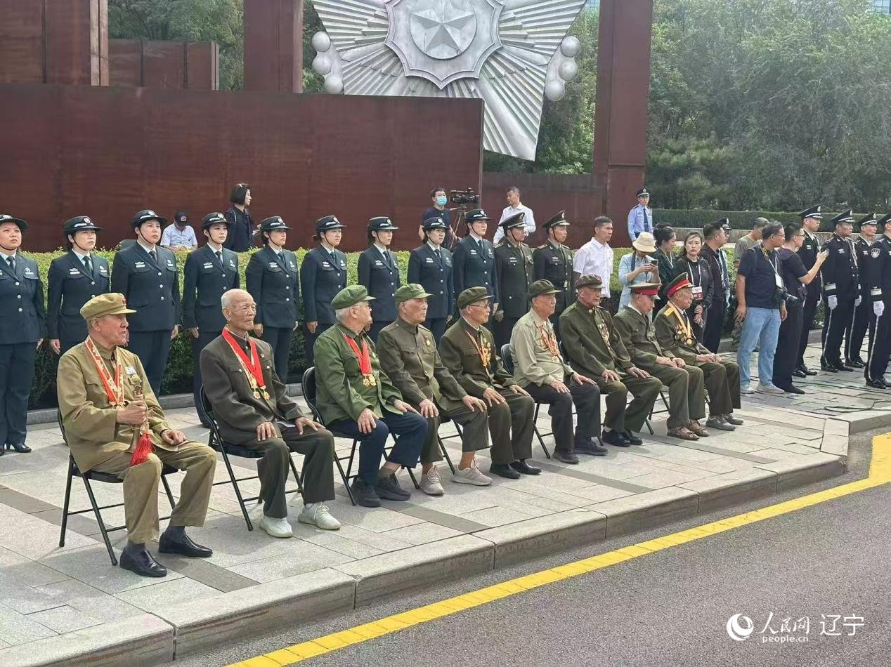 沈陽(yáng)抗美援朝烈士陵園門前，志愿軍老戰(zhàn)士等候戰(zhàn)友的歸隊(duì)。人民網(wǎng)記者 周頌雪攝
