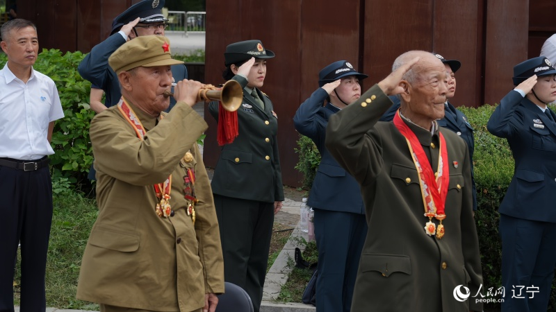 志愿軍老戰(zhàn)士南啟祥再次為戰(zhàn)友吹響了沖鋒號(hào)。人民網(wǎng)記者 周頌雪攝