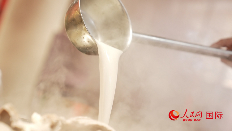 熬制中的徐州羊湯。人民網(wǎng)記者 蘇纓翔攝