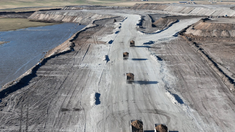 徐工無人電動礦卡行駛在內(nèi)蒙古華能伊敏露天礦區(qū)。受訪對象供圖