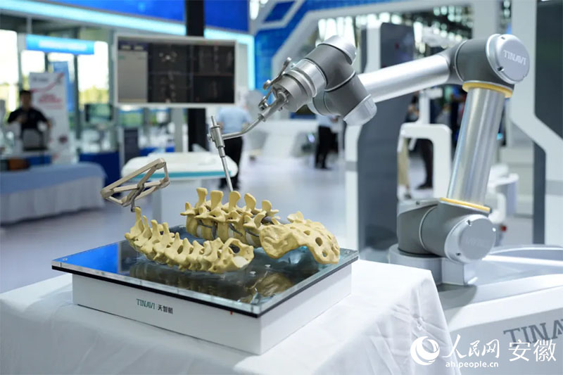 2024世界制造業(yè)大會上展出的骨科手術(shù)機器人。人民網(wǎng)記者 王銳攝