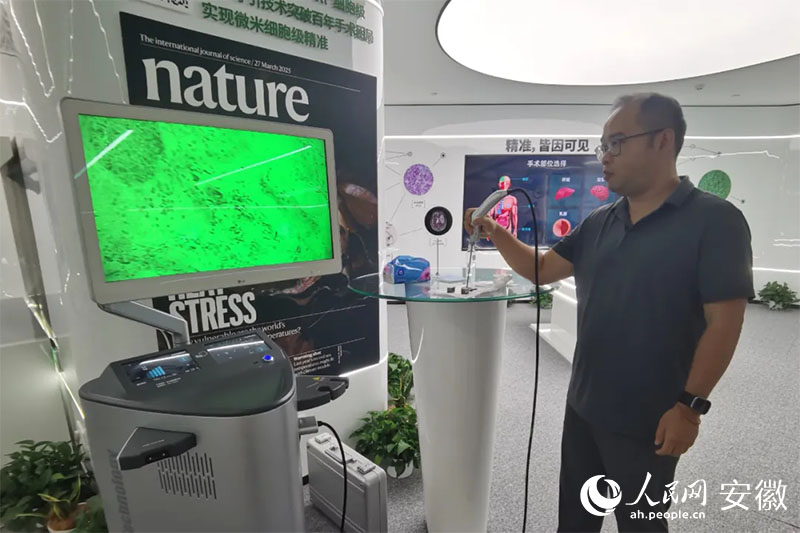 陳廷嘉演示“安刀”使用方法。人民網(wǎng)記者 胡雨松攝