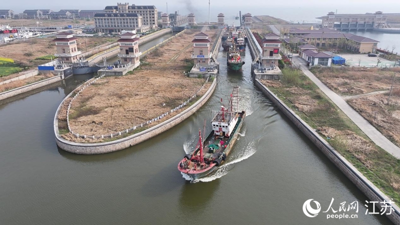 接鮮船駛過南通啟東呂四漁港船閘。人民網(wǎng)記者 余樂攝