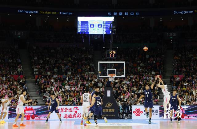 11月12日，十五運(yùn)會(huì)男籃成年組決賽，現(xiàn)場(chǎng)有序而熱烈。張由瓊 攝