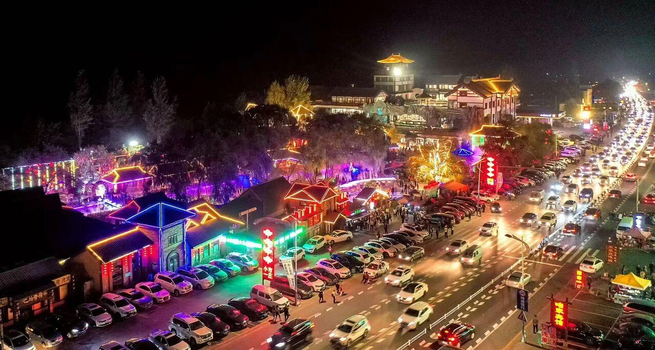 “小市一莊”夜景。受訪者供圖