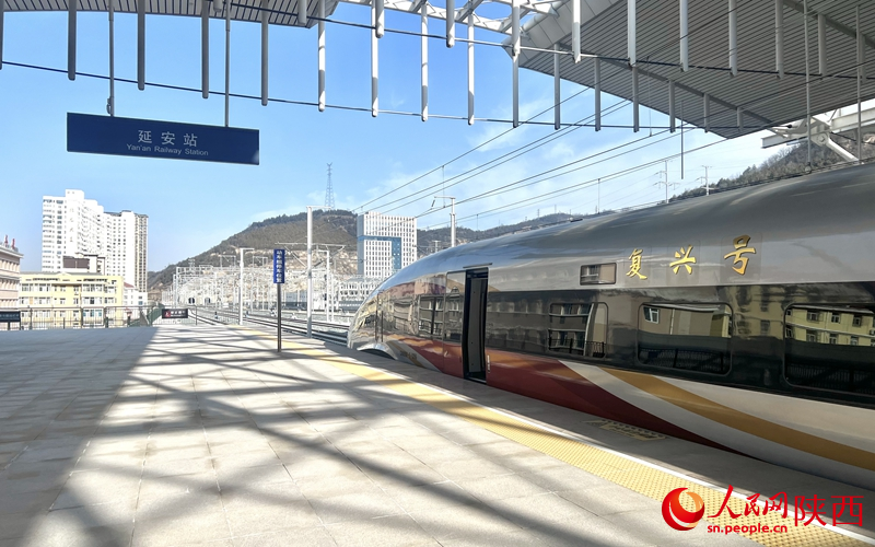 2025年12月26日，C9312次復(fù)興號列車抵達(dá)延安站。人民網(wǎng)記者 鄧楠攝