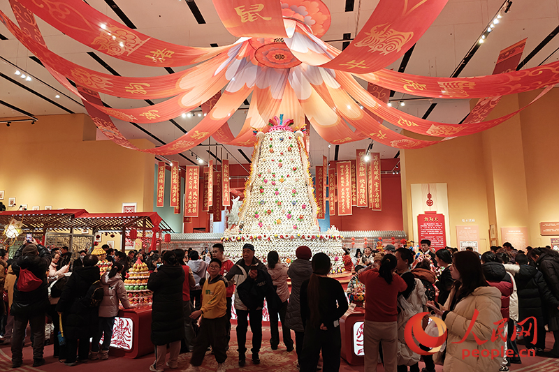 觀眾在中國非物質(zhì)文化遺產(chǎn)館參觀展覽。人民網(wǎng)記者 韋衍行攝