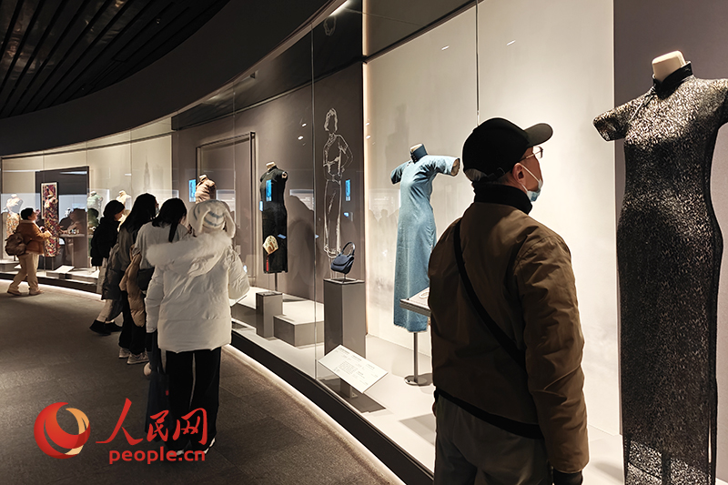 觀眾在上海博物館參觀展覽。人民網(wǎng)記者 韋衍行攝