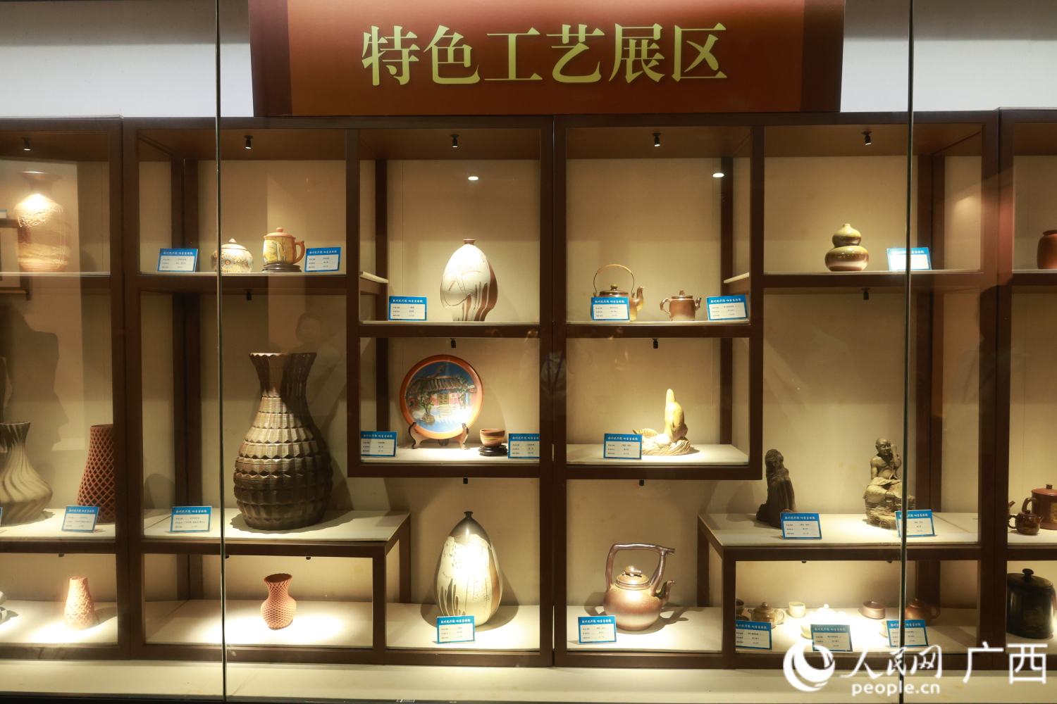 坭興陶展區(qū)。人民網(wǎng) 韋歡攝
