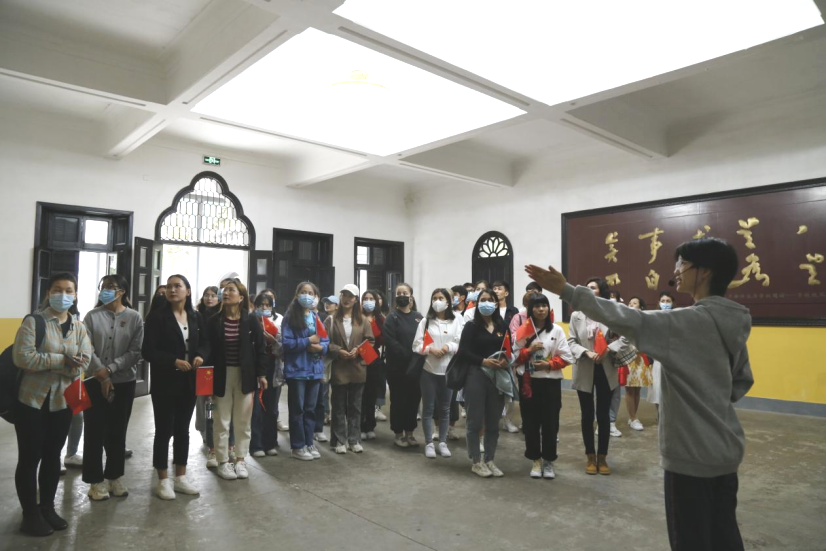 2021年5月20日，在喜迎中國共產(chǎn)黨建黨100周年之際，我校開展了少數(shù)民族學(xué)生“學(xué)黨史、感恩黨、跟黨走”紅色研學(xué)活動(dòng)。