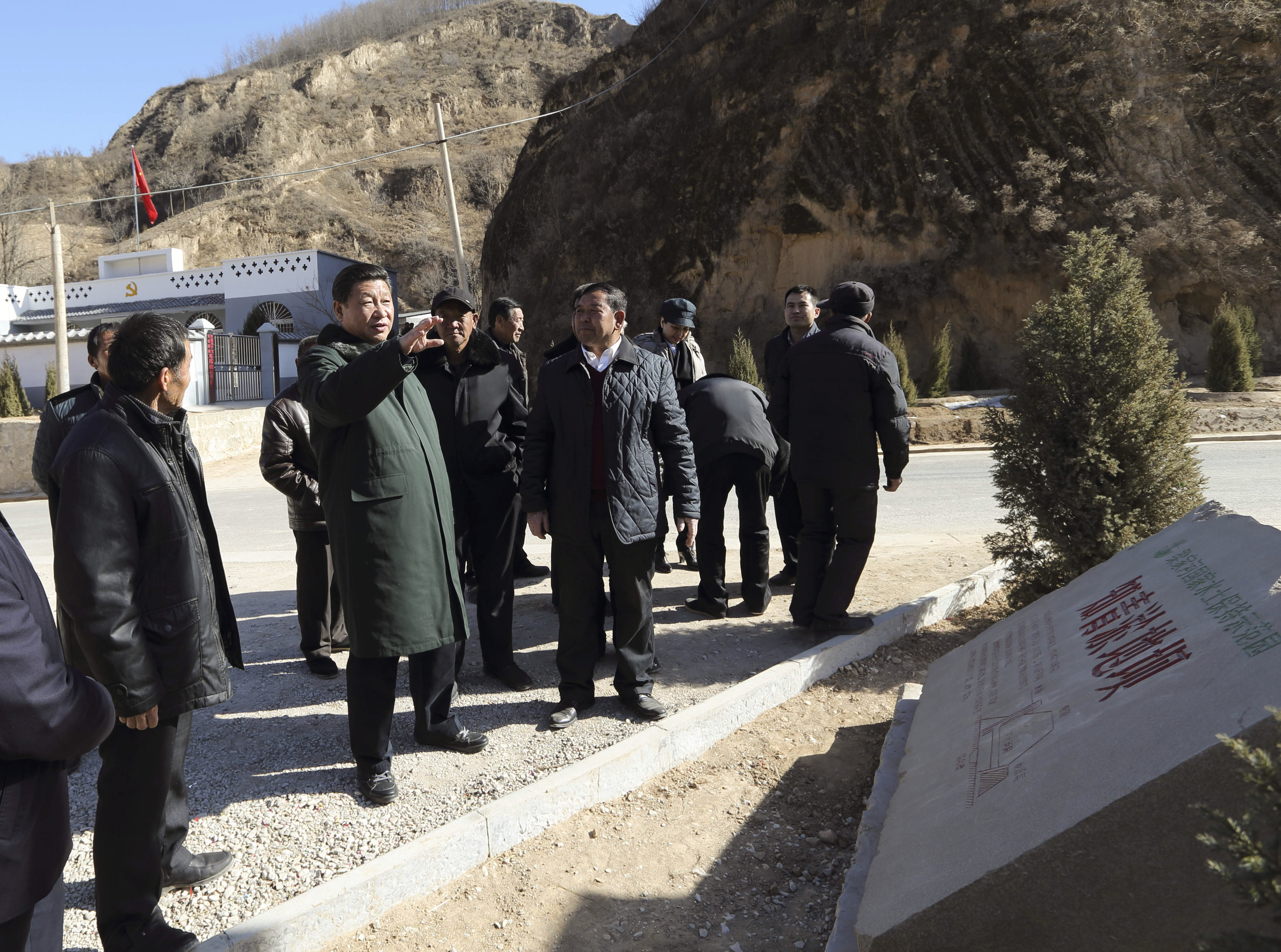 2015年春節(jié)前夕，習(xí)近平來到陜西考察調(diào)研，第一站便來到延安市延川縣梁家河村。新華社 發(fā)