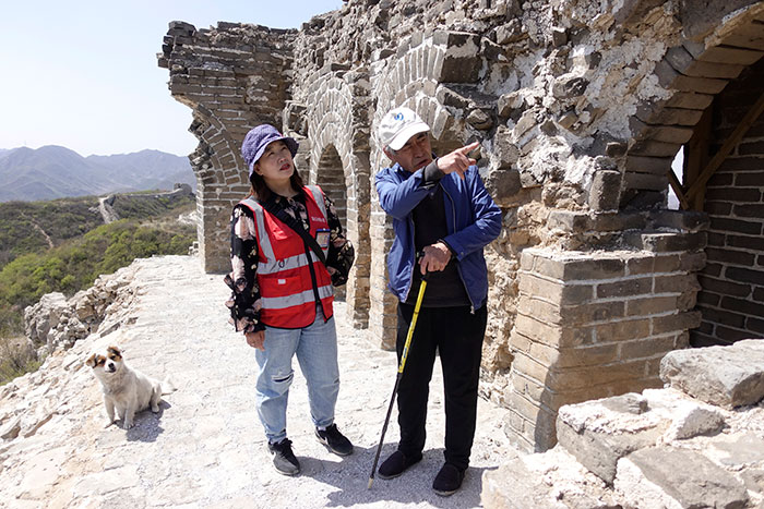 在明長城遺址上，梅景田給外甥女劉紅巖講述長城故事。