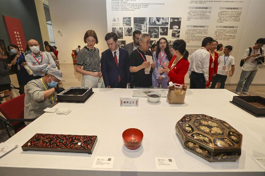 2023年5月28日，北京，推光漆器匠人為駐華使節(jié)展示技藝。