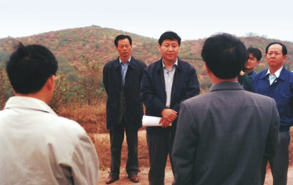 1999年11月，習(xí)近平在龍巖市長汀縣河田水土流失治理區(qū)調(diào)研。圖源：《習(xí)近平在福建（下）》