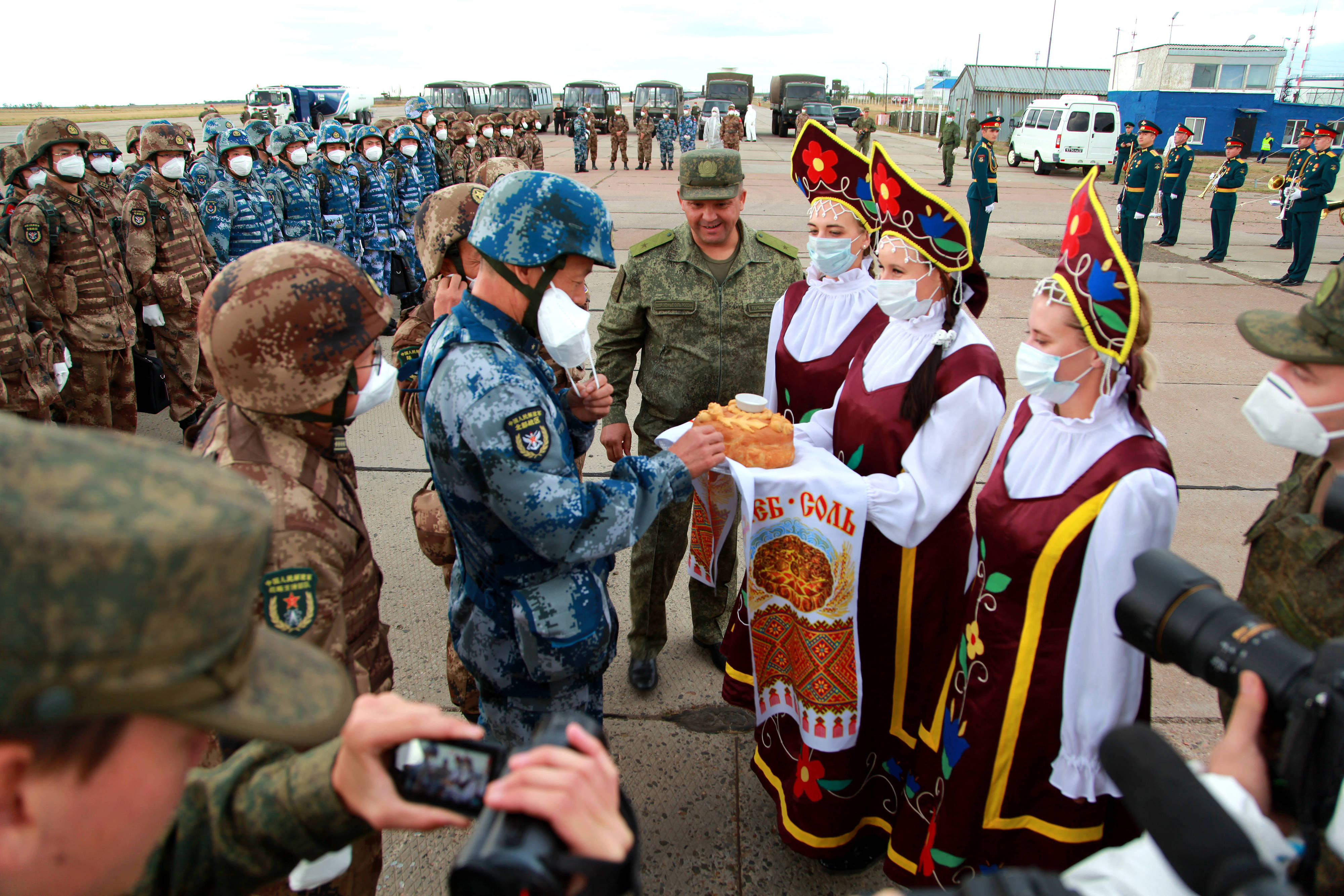 當?shù)貢r間2021年9月10日，跨境參加“和平使命-2021”上海合作組織成員國聯(lián)合反恐軍演的中方部隊導演部抵達俄羅斯奧倫堡“東古茲”靶場演習地域。圖為俄方人員為中方人員舉行歡迎儀式。