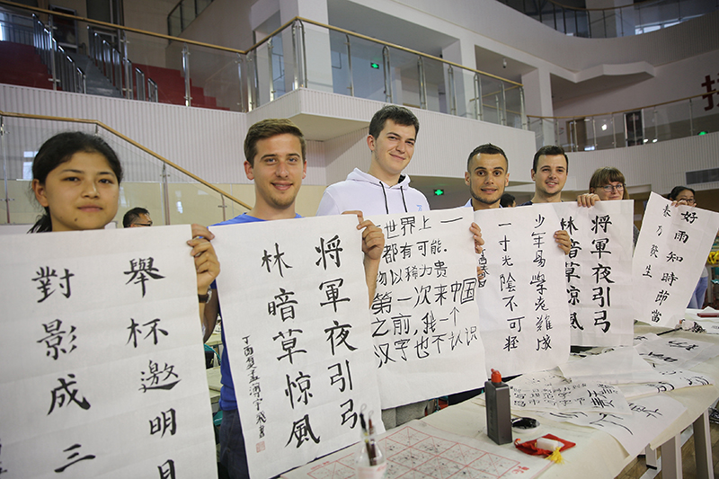 2017年6月5日，來(lái)自青島大學(xué)和中國(guó)石油大學(xué)（華東）的外國(guó)留學(xué)生在展示剛剛現(xiàn)場(chǎng)完成的書(shū)法作品。