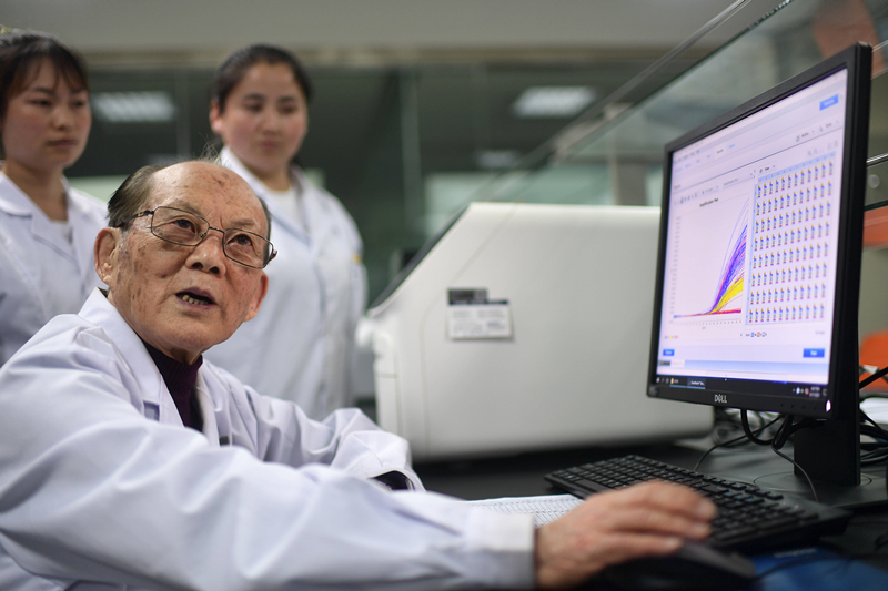 2021年6月17日，吳天一（前）在青海西寧的實驗室內(nèi)和學(xué)生討論。