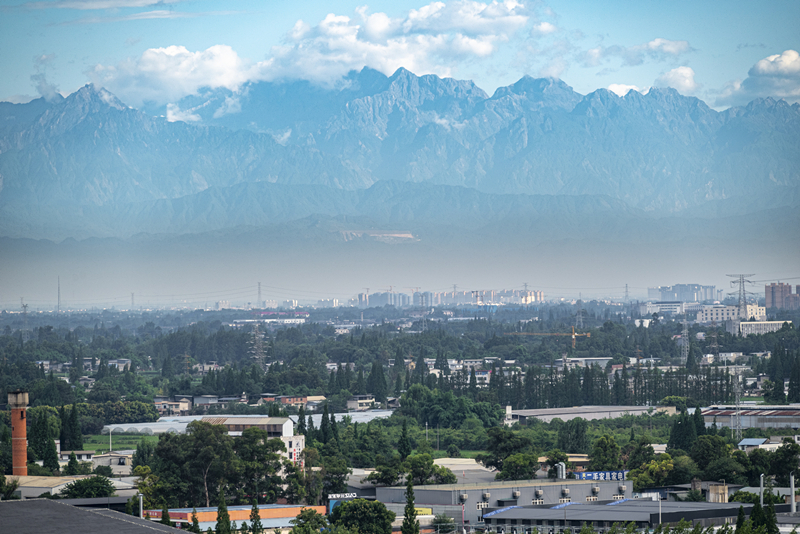 2024年7月1日，成都天氣晴好，遠處雪山清晰可見。