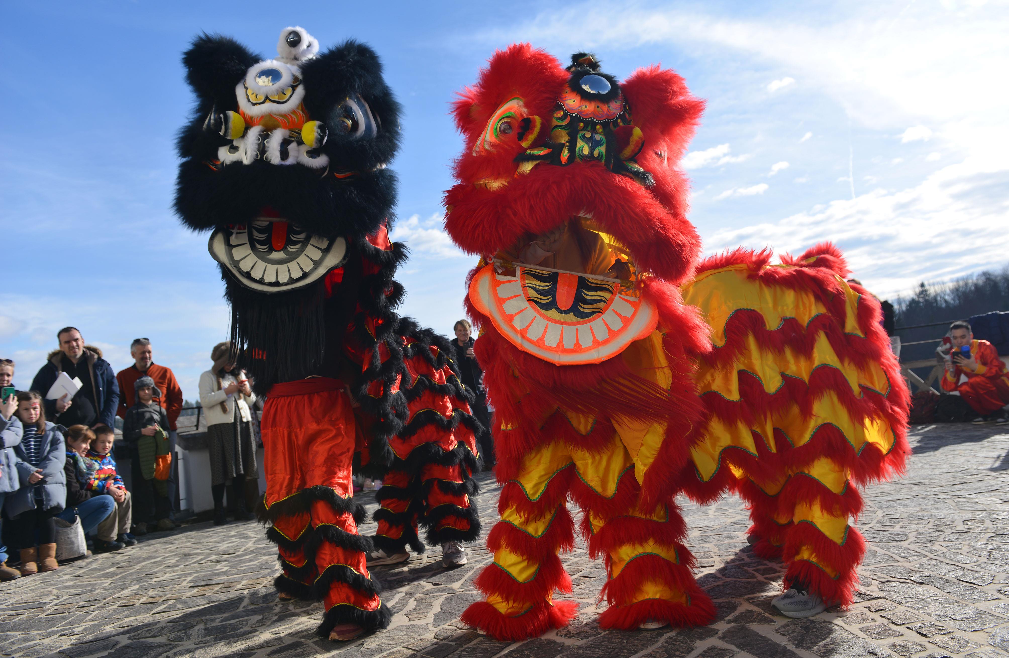 △當(dāng)?shù)貢r(shí)間2024年2月4日，克羅地亞克拉皮納，薩格勒布大學(xué)孔子學(xué)院舉辦一系列活動(dòng)，迎接中國農(nóng)歷龍年春節(jié)。