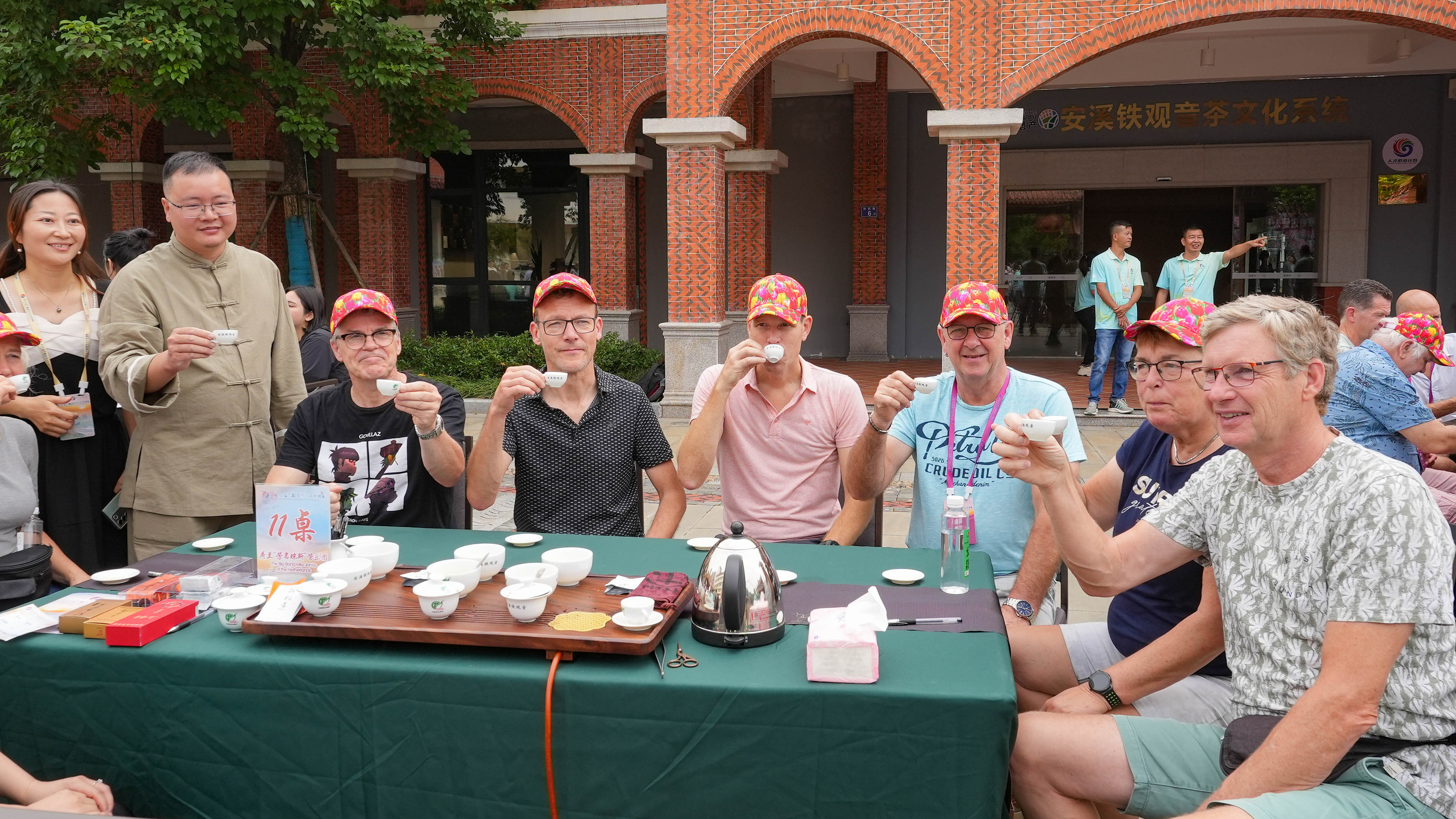 △2023年10月4日，福建泉州，外國人品中國茶。