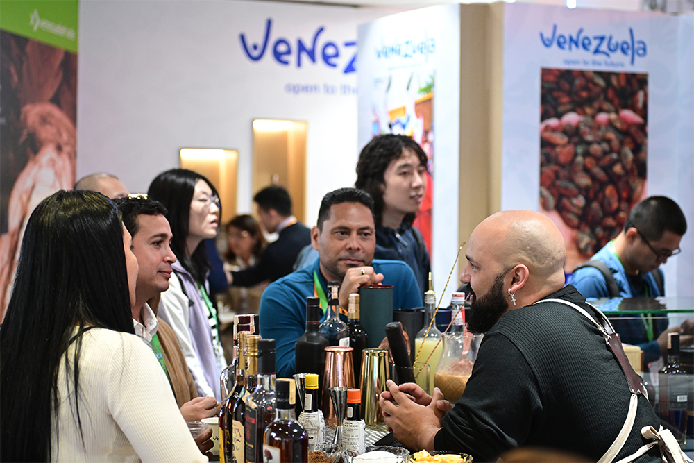 2023年11月9日，上海，觀眾在進博會委內(nèi)瑞拉館參觀、交流、洽談。