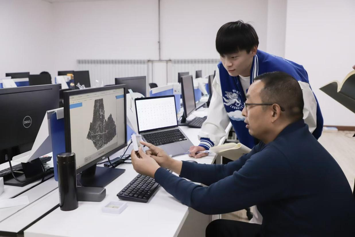 安陽(yáng)師范學(xué)院甲骨文信息處理教育部重點(diǎn)實(shí)驗(yàn)室，劉永革正在給學(xué)生講甲骨文。受訪者供圖