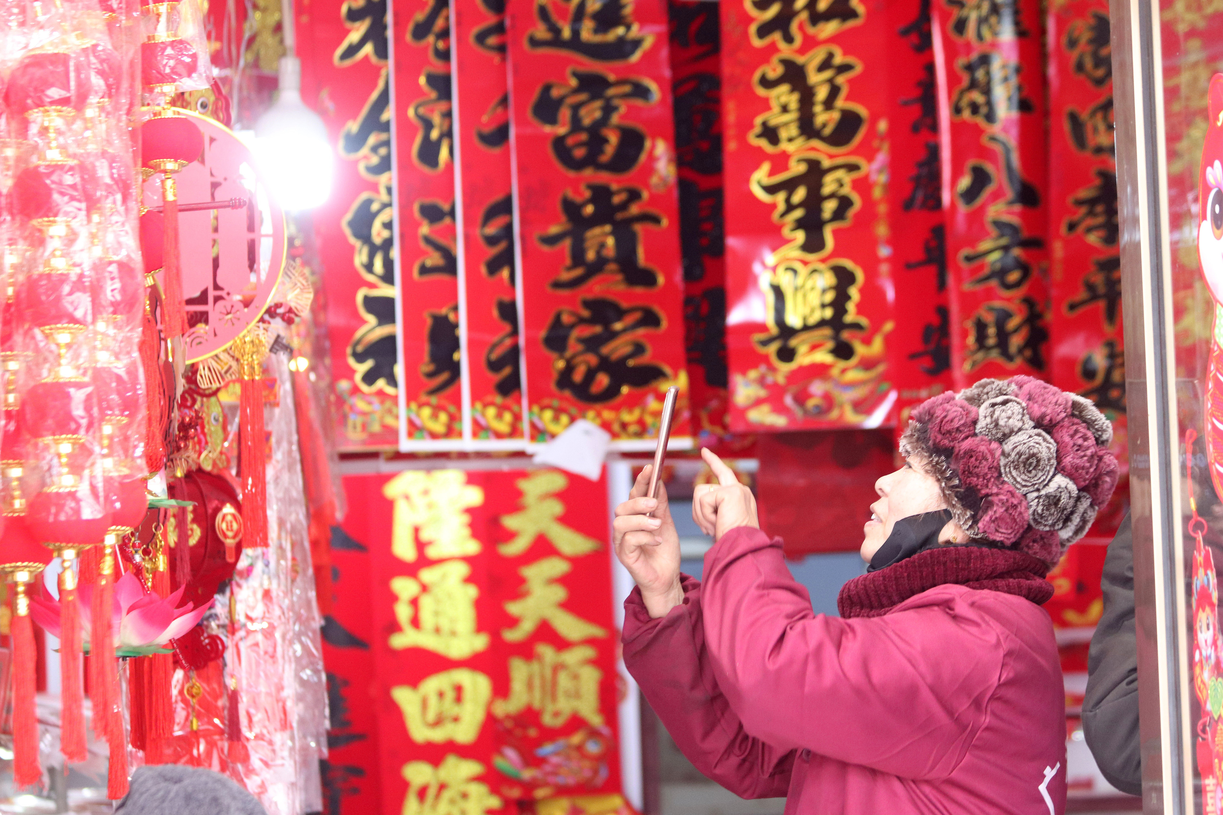 2025年1月5日，在山東省高密市夏莊鎮(zhèn)東李家村，商戶使用手機推銷新春飾品。