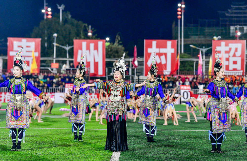 2025年3月14日，2025年貴州“村超”40強(qiáng)交叉賽在榕江“村超”足球場(chǎng)舉行，演員在比賽間隙表演侗族大歌，民族文化伴隨著體育賽事成功“出圈”。圖片來(lái)源：新華社