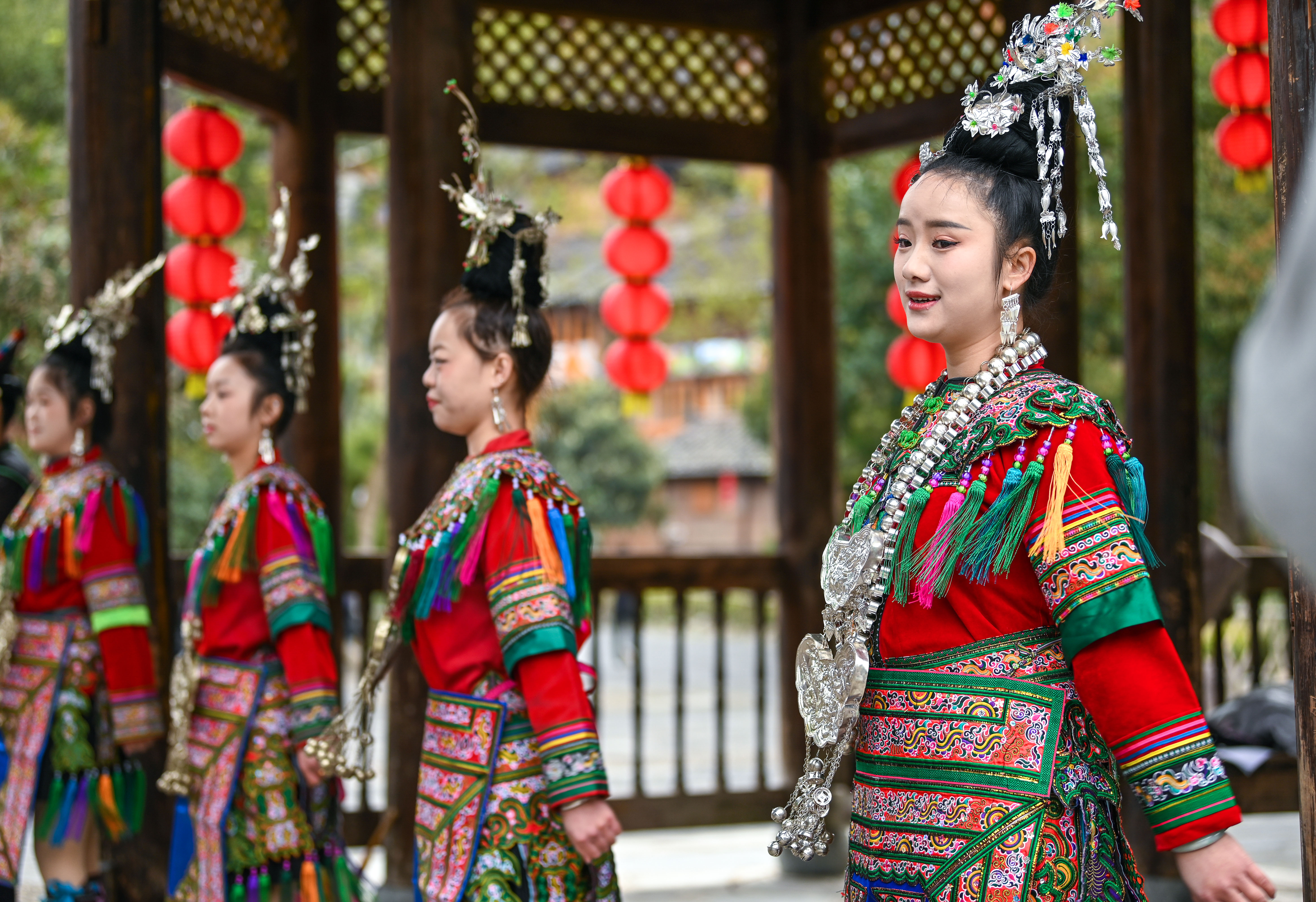  2025年3月18日，侗族群眾在貴州省黎平縣肇興侗寨給游客演唱侗族大歌。